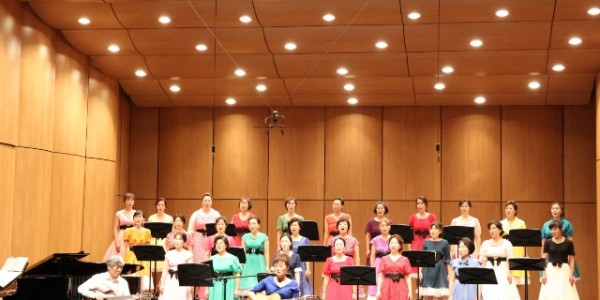 11. 동백2동 주민자치센터 소속 동아리인 동백 여성콰이어 합창단이 7일 정기공연을 진행했다..jpg