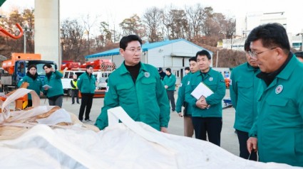 11-1. 이상일 용인특례시장이 12일 제설전진기지를 방문해 제설제를 점검하고 있다.jpg