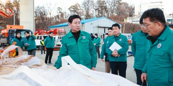 11-1. 이상일 용인특례시장이 12일 제설전진기지를 방문해 제설제를 점검하고 있다.jpg