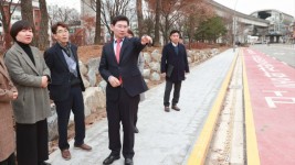 1-1. 이상일 용인특례시장이 13일 용인고등학교 학생들의 안전을 위해 마련한 _통학차량 승하차구간_을 학교 교사, 학부모와 함께 보고 있다..jpg