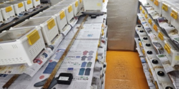 3. 용인특례시가 양봉농가 1곳에 디지털 제어 시스템을 지원했다. 사진의 검은색 단말기가 온습도를 모니터링하는 센서다..JPG