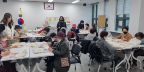 7. 용인특례시 기흥구 서농동이 지역주민과 함께하는 힐링프로그램 모습.jpg