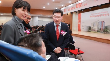 8-2. 이상일 용인특례시장이 지난 13일 승일희망재단 루게릭요양병원 기공식에서 박승일 대표와 인사를 나누고 있다.JPG