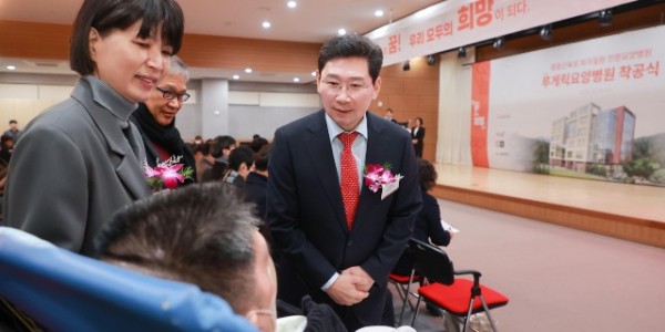 8-2. 이상일 용인특례시장이 지난 13일 승일희망재단 루게릭요양병원 기공식에서 박승일 대표와 인사를 나누고 있다.JPG