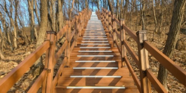 4-1. 기흥구가 석성산 등산로 파손된 구간 데크 계단을 새로 설치 했다.jpg