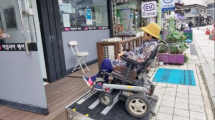 3-1. 용인특례시가 지역 내 생활밀착시설에 설치비를 지원한 경사로의 모습.jpg