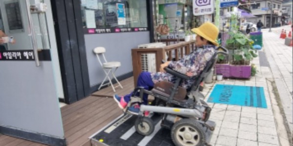 3-1. 용인특례시가 지역 내 생활밀착시설에 설치비를 지원한 경사로의 모습.jpg