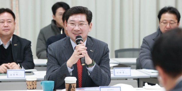 10-1. 지난 19일 고등기술연구원을 방문한 이상일 용인특례시장이 인사말을 하고 있다..jpg