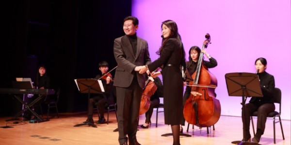 1-1. 이상일 용인특례시장이 지난 20일 _명지아동연구소_가 개최한 클래식 연주회에서 아이들에게 특별한 추억을 선사했다..jpg