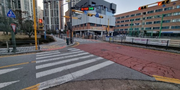 11. 수지구가 어린이보호구역 3곳에 LED 바닥신호등을 설치했다.jpg