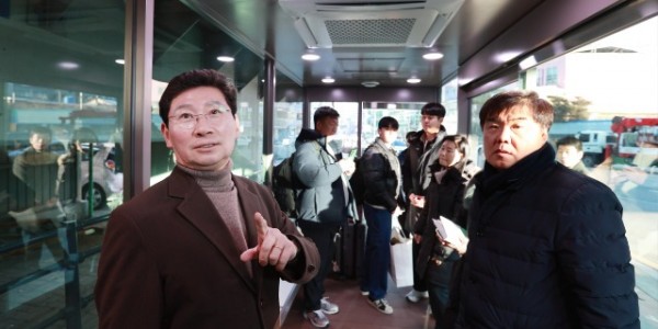 2-1. 이상일 용인특례시장(왼쪽)이 21일 신갈시외버스정류소에 조성한 스마트정류장 내부를 점검하고 있다.jpg