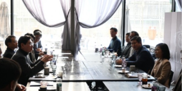 3-1. 이상일 용인특례시장이 지난 20일 김희정 용인교육지원청 교육장과 각 기관의 소통과 협력을 강화하는 방안을 논의하는 간담회를 마련했다..jpg