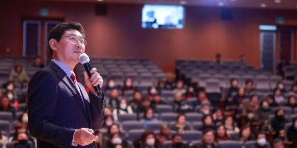 1-3. 이상일 용인특례시장이 지난 22일 신규 통리장을 대상으로 특강을 진행했다.JPG