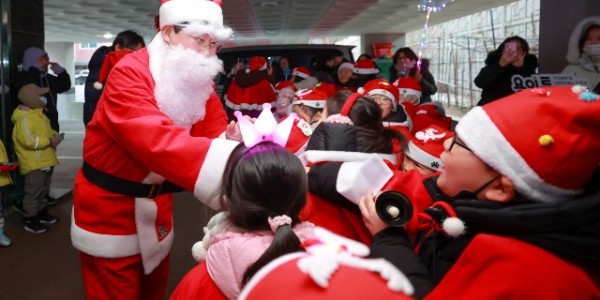 3. 지난 22일 산타로 변장한 이상일 용인특례시장이 드림스타트 합창단원들과 함께 처인구 한부모 가정을 방문해 특별한 추억을 선사했다..JPG