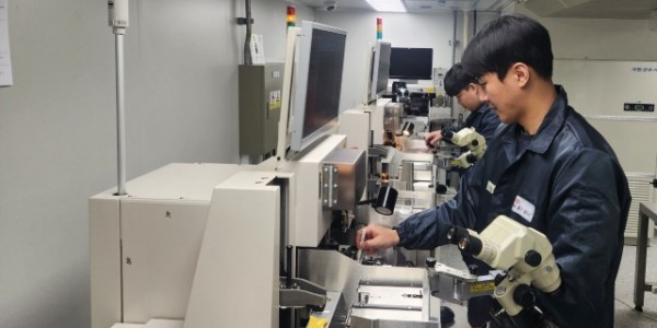 5-1. 엠케이전자(주) 관계자들이 차세대융합기술연구원 보유 연구장비를 활용해 연구를 하고 있는 모습.jpg