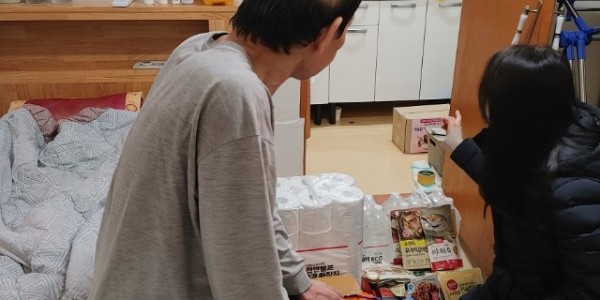 5-1. 신갈동 복지담당자가 _긴급 SOS 지원_을 활용해 김모씨에게 생필품을 사서 전하고 있다..jpg
