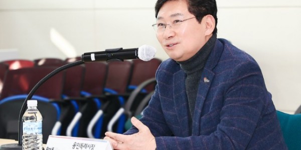 8-1. 이상일 용인특례시장이 27일 자원봉사센터 가치공유 워크숍에서 인사말을 하고 있다.jpg