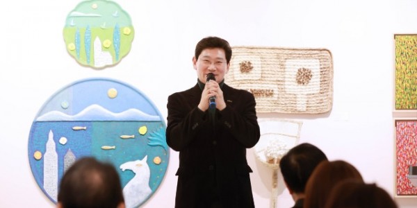 3-1. 이상일 용인특례시장이 안젤리미술관 자선전시회에서 인사말을 하고 있다.jpg