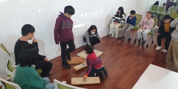 6. 용인처인성역사교육관이 진행한 전통놀이 프로그램 _신나는 우리놀이_ 모습.jpg