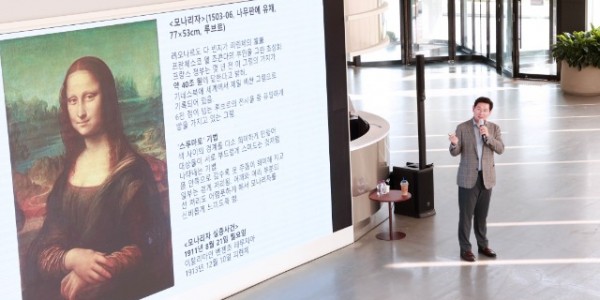 13-1. 이상일 용인특례시장이 지난 8월 16일 ㈜서플러스글로벌 임직원 70여 명을 대상으로 ‘스토리가 있는 그림의 세계’를 주제로 특강을 했다..jpg