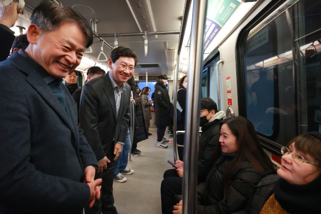 8-1. 이상일 용인특례시장이 3일 용인경전철 이용 시민들과 새해인사를 나누고 있다.JPG