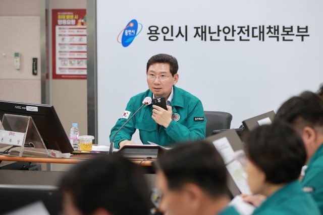 2-1. 이상일 용인특례시장이 지난해 9월 7일 시청 재난안전상황실에서 재난대응회의를 주관하고 있다..JPG