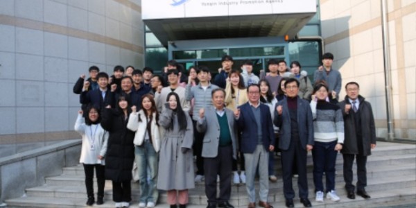 [사진자료]진흥원 본원앞에서 전직원이 활기찬 다짐을 하고 있다..jpg