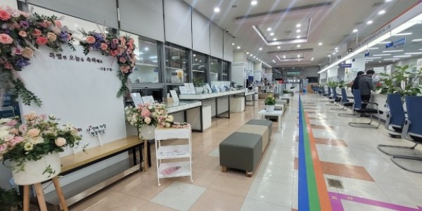 8. 민원인들을 위해 새 단장을 한 기흥구청 민원실 내부.jpeg