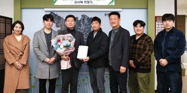 4. 이상일 용인특례시장이 지난 5일 용인어정가구단지 상인회로부터 감사패를 받았다.jpg