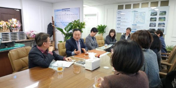 5. 송종율 처인구청장이 업무보고를 받고 지역 발전을 위한 행정 추진 방안을 제시하고 있다..jpg