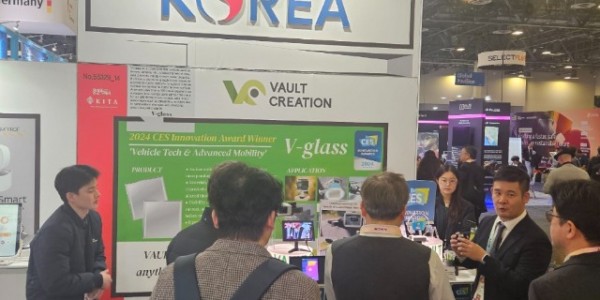 2. CES 2024 용인관에서 볼트크리에이션 관계자가바이어에 제품을 소개하고 있다.jpg