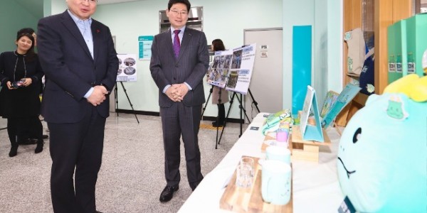 1-1. 지난 11일 용인지역자활센터를 방문한 보건복지부 조규홍 장관과 이상일 용인특례시장.jpg