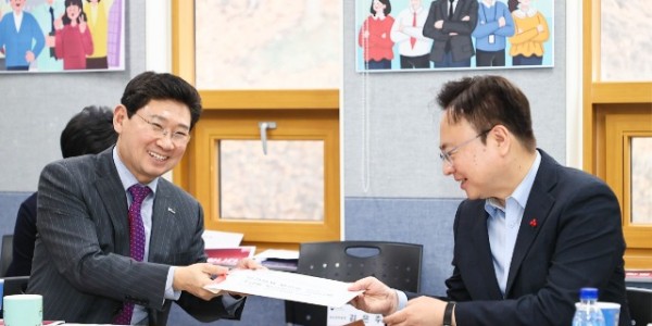 7-2. 이상일 용인특례시장이 조규홍 보건복지부 장관에게 장기요양요원 처우 개선을 요청한 건의문을 전달했다..jpg