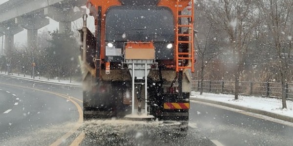 5. 제설차량이 도로에 제설제를 살포하고 있다..jpg