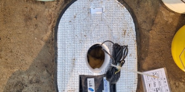 4-2. 용인특례시가 한파로 인한 수도계량기 동파를 방지하기 위해 보온재를 무상으로 배포하고 현장을 방문해 설치작업을 진행했다..jpg