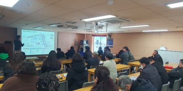 3. 용인특례시가 지난 24일 용인중앙시장 제2공영주차장 교육장에서 중앙동 도시재생사업 진행사항 공유회를 개최했다..jpg