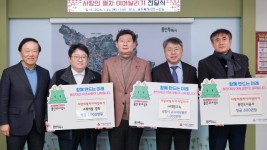 4. 지난 25일 용인도시공사와 (주)대원고속, 스테이블 경희 관계자들이 이상일 용인특례시장을 만나 어려운 이웃을 위한 성금과 성품을 전달했다..JPG