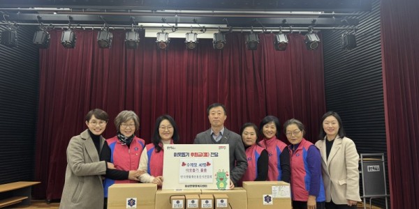 한국생활개선용인시연합회(회장 박찬선)가 원삼면에 직접 만든 수제청 40병을 기탁했다..JPG