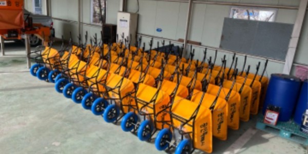 3-1. 용인특례시가 좁은 마을 안길까지 안전하게 제설하기 위해 손수레 제설기를 투입한다.jpg