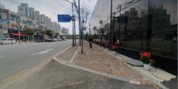 6-1. 처인구가 학교 통학로 개선 사업을 추진한다. 사진은 태성중고 인근 도로..jpeg