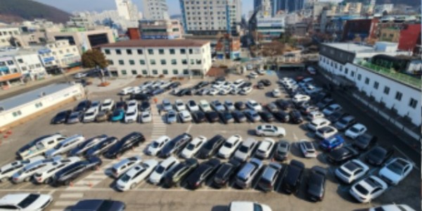 1. 이미 주차공간이 가득 찬 처인구청 부설주차장에 차량들이 줄지어 들어오고 있다.jpg