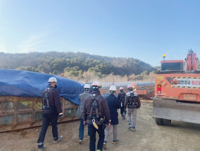 6. 용인특례시가 29일까지 관내 대형 건축공사장 131곳을 대상으로 안전 점검을 한다. 관계자들이 공사장 안전 점검을 하고 있다..jpg