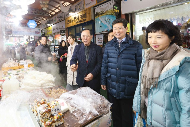 1-1. 이상일 용인특례시장이 6일 부인 김미영 여사와 함께 용인중앙시장을 방문해 직접 제수용품 등을 구입하며 장을 보고 있다..jpg