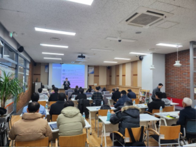 (사진자료) 2월6일_ 공공판로사업 설명회에 관내 기업 대표 및 임직원들이 참석해 교육을 듣고 있다..jpg