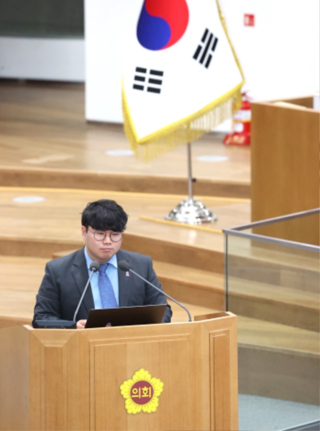 240219 유호준 의원, 경기도 똑버스, 휠체어.유아차 동반 도민에겐 ‘그림의 떡’ (2).jpg