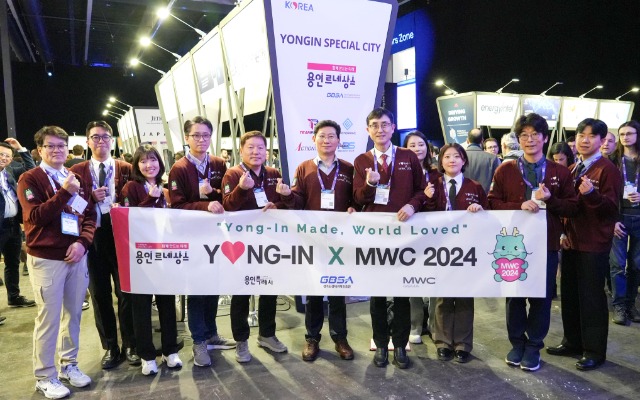 1. 이상일 용인특례시장이 27일 스페인 바르셀로나에서 열린 MWC 2024를 방문해 박람회에 참가한 용인 기업 관계자들과 기념촬영을 하고 있다..JPG