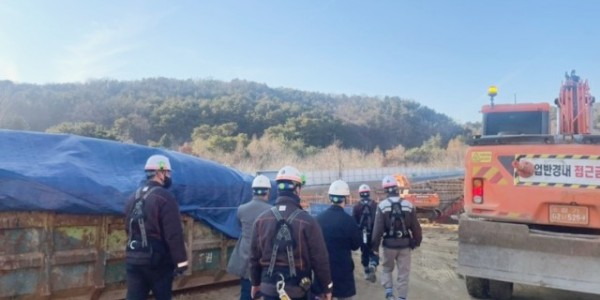 6. 용인특례시가 29일까지 관내 대형 건축공사장 131곳을 대상으로 안전 점검을 한다. 관계자들이 공사장 안전 점검을 하고 있다..jpg