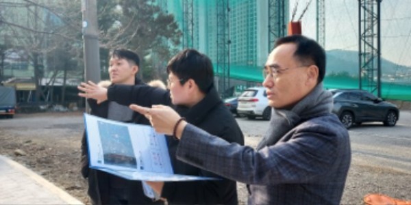 7. 이형범 수지구청장(오른쪽)이 지난달 30일 고기로45번길 보행환경 개선사업 현장을 방문해 점검하고 있다..jpeg