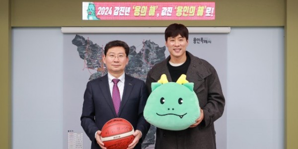 4-1. 지난 1일 용인특례시청 시장실에서 이상일 시장과 농구스타 우지원씨가 함께 기념사진을 찍고 있는 모습.JPG