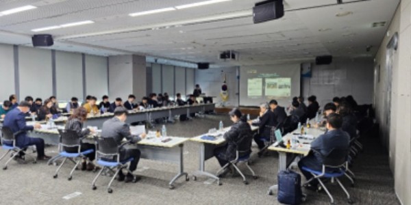 4. 용인특례시 관계자가 지난 2일 정부세종청사에서 열린 국토교통부 디지털트윈(DT) 국토 시범사업 착수보고회에서 디지털트윈의 행정활용 모델 사업을 발표하고 있다..jpg